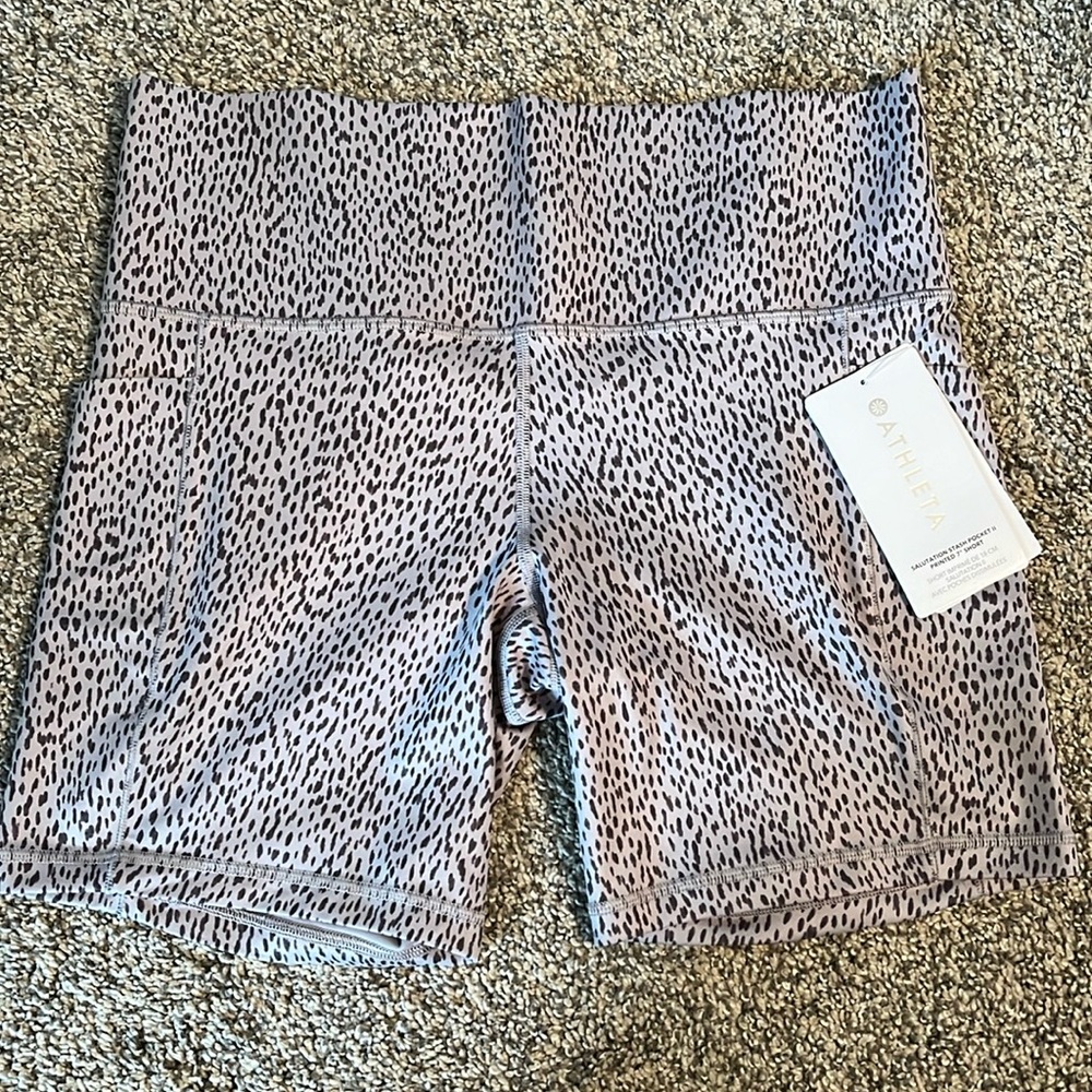 Athleta Salutation Stash Pocket printed shorts size large